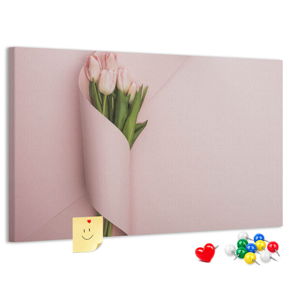 Kurk prikbord met fijne tulpen op een roze achtergrond