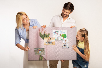 Kurk prikbord met fijne tulpen op een roze achtergrond