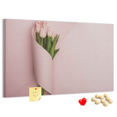 Kurk prikbord met fijne tulpen op een roze achtergrond
