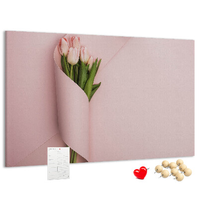 Kurk prikbord met fijne tulpen op een roze achtergrond