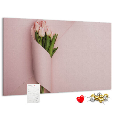 Kurk prikbord met fijne tulpen op een roze achtergrond