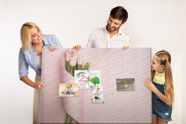 Kurk prikbord met fijne tulpen op een roze achtergrond