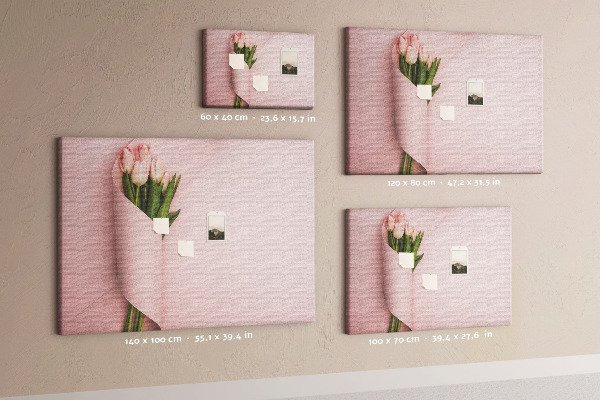 Kurk prikbord met fijne tulpen op een roze achtergrond