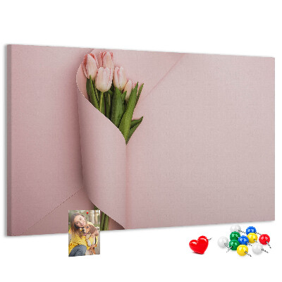 Kurk prikbord met fijne tulpen op een roze achtergrond