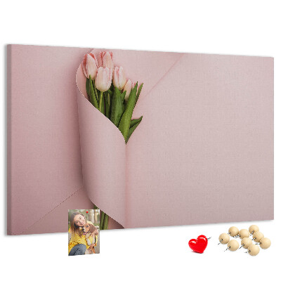 Kurk prikbord met fijne tulpen op een roze achtergrond