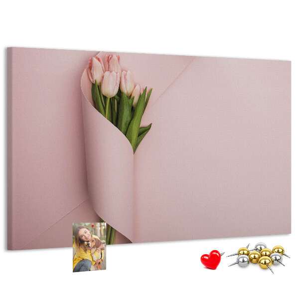 Kurk prikbord met fijne tulpen op een roze achtergrond