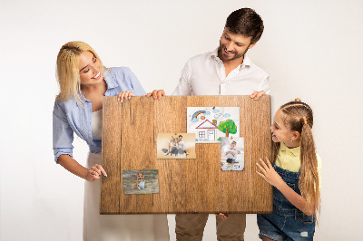 Prikbord van hout met gekleurde pinnen