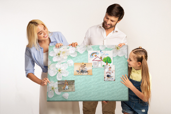 Kurkbord met bloemmotieven op een pastelkleurige achtergrond