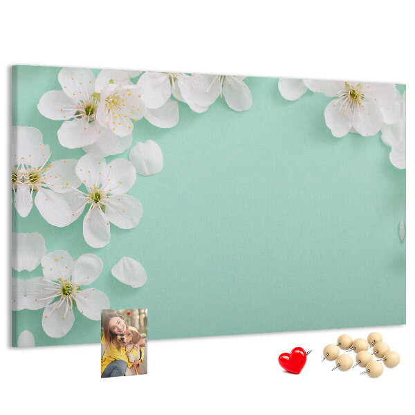 Kurkbord met bloemmotieven op een pastelkleurige achtergrond