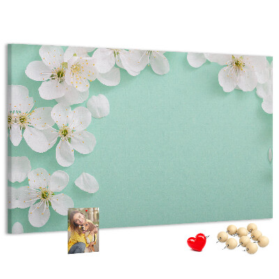 Kurkbord met bloemmotieven op een pastelkleurige achtergrond