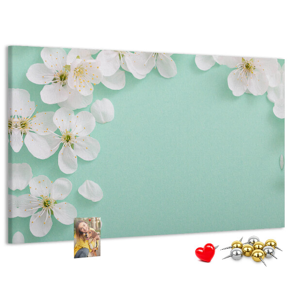 Kurkbord met bloemmotieven op een pastelkleurige achtergrond