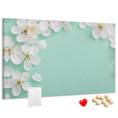 Kurkbord met bloemmotieven op een pastelkleurige achtergrond