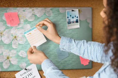 Kurkbord met bloemmotieven op een pastelkleurige achtergrond