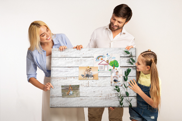 Kurk prikbord met rustiek hout en groene takken