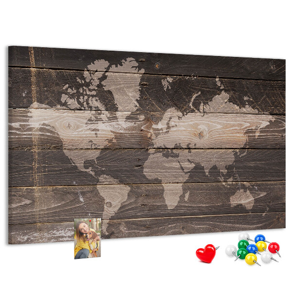 Wereldkaart prikbord op een houten achtergrond