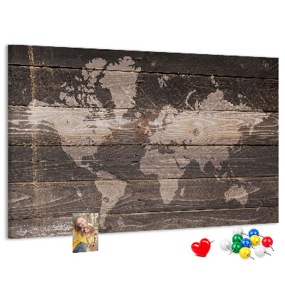 Wereldkaart prikbord op een houten achtergrond
