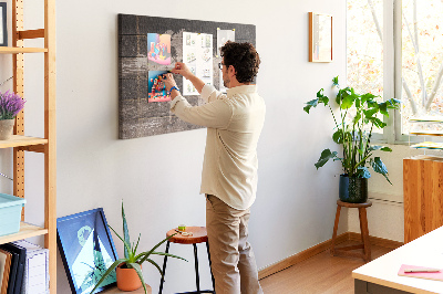 Wereldkaart prikbord op een houten achtergrond