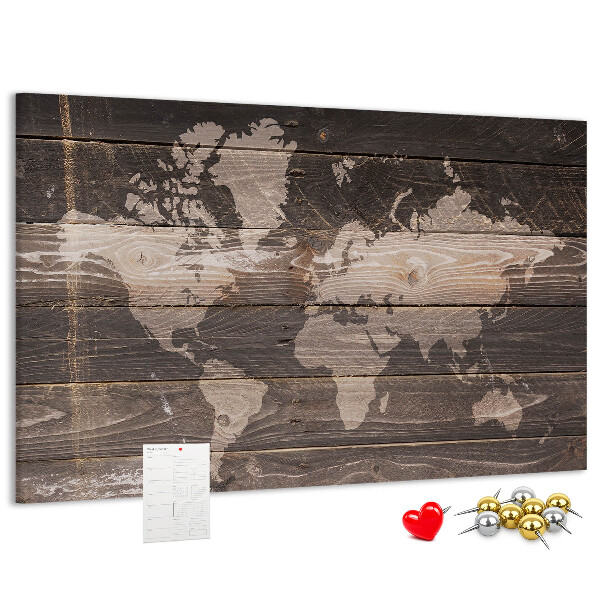 Wereldkaart prikbord op een houten achtergrond