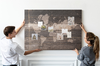 Wereldkaart prikbord op een houten achtergrond