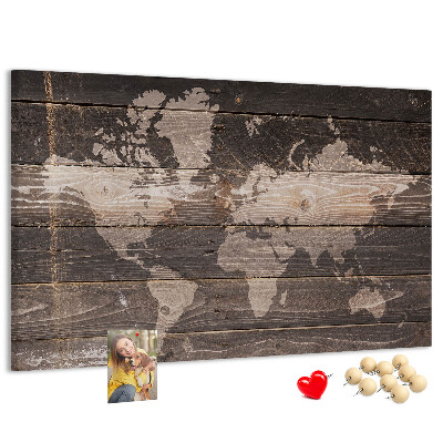 Wereldkaart prikbord op een houten achtergrond