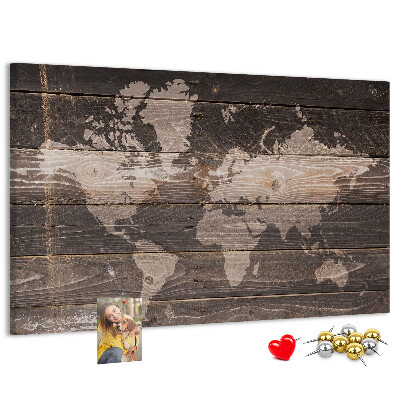 Wereldkaart prikbord op een houten achtergrond