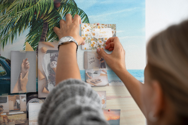 Kurken prikbord voor een vakantietrip naar de kust met de auto