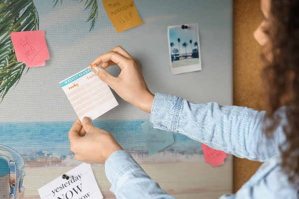 Kurken prikbord voor een vakantietrip naar de kust met de auto