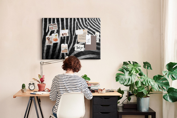 Prikbord met zwart-witte zebrastrepen