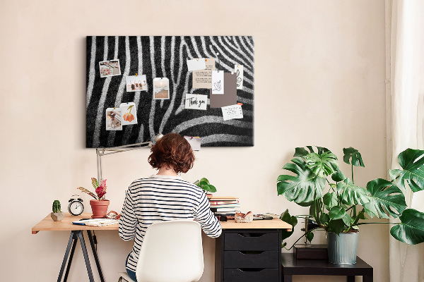 Prikbord met zwart-witte zebrastrepen