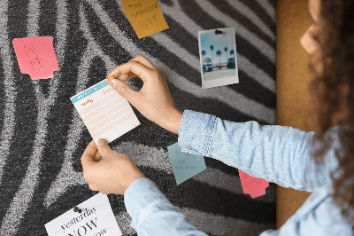Prikbord met zwart-witte zebrastrepen