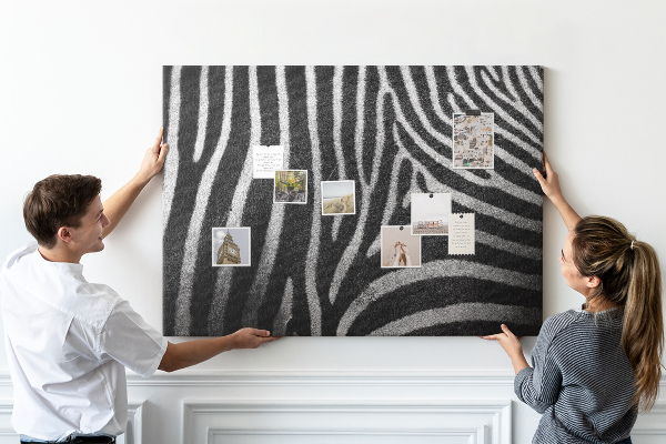 Prikbord met zwart-witte zebrastrepen