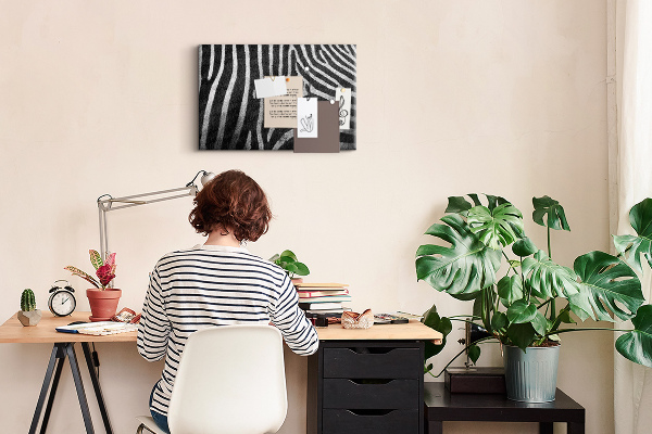 Prikbord met zwart-witte zebrastrepen