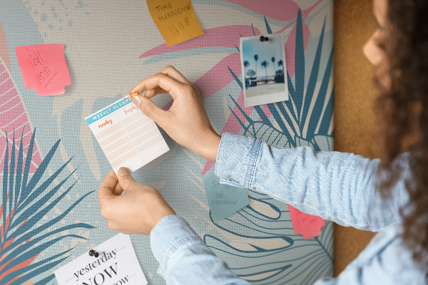 Prikbord met tropisch bladpatroon in pastelkleuren