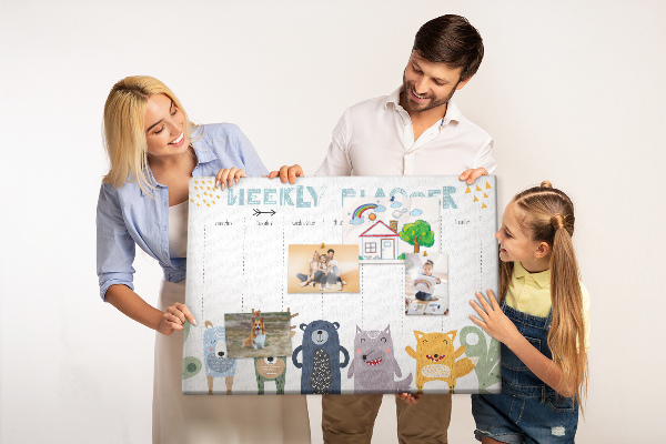 Kurkbord met kleurrijke weekplanner en dierenprint