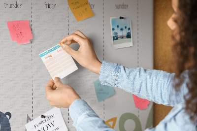 Kurkbord met kleurrijke weekplanner en dierenprint
