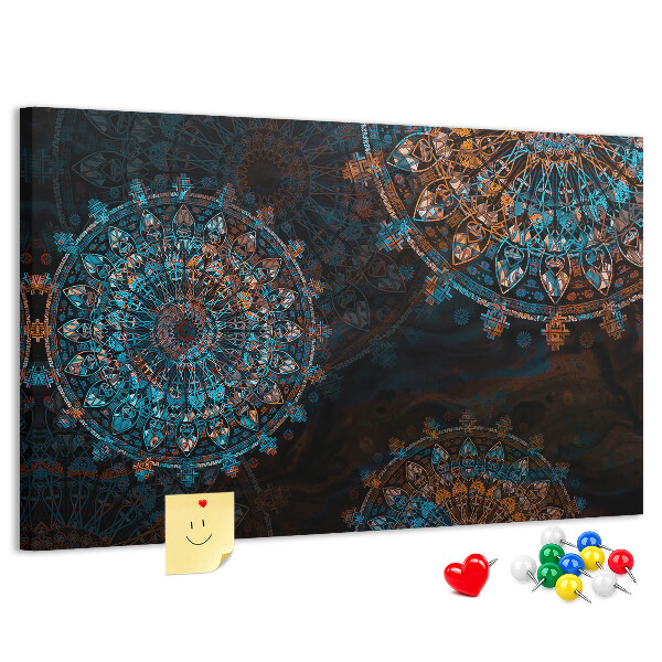 Kurken prikbord met een complexe mandala-print in blauwe en bruine tinten