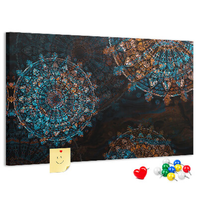 Kurken prikbord met een complexe mandala-print in blauwe en bruine tinten
