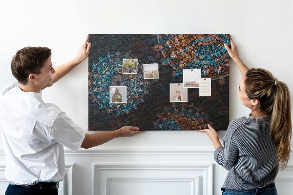 Kurken prikbord met een complexe mandala-print in blauwe en bruine tinten
