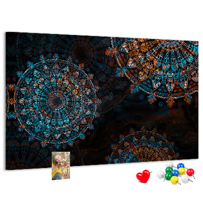 Kurken prikbord met een complexe mandala-print in blauwe en bruine tinten