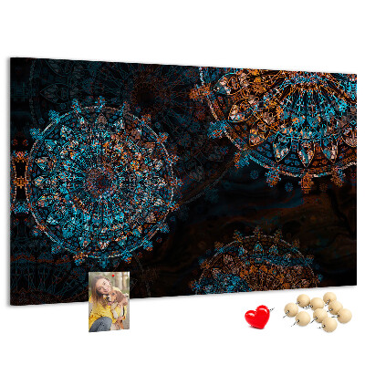 Kurken prikbord met een complexe mandala-print in blauwe en bruine tinten