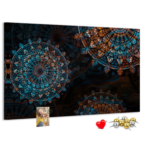 Kurken prikbord met een complexe mandala-print in blauwe en bruine tinten