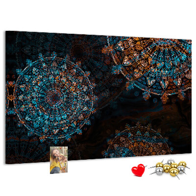 Kurken prikbord met een complexe mandala-print in blauwe en bruine tinten