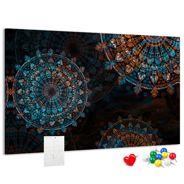 Kurken prikbord met een complexe mandala-print in blauwe en bruine tinten