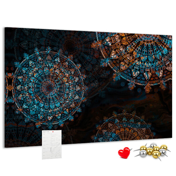 Kurken prikbord met een complexe mandala-print in blauwe en bruine tinten