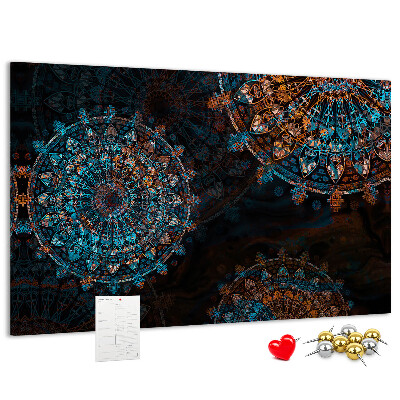 Kurken prikbord met een complexe mandala-print in blauwe en bruine tinten
