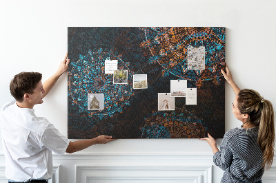 Kurken prikbord met een complexe mandala-print in blauwe en bruine tinten