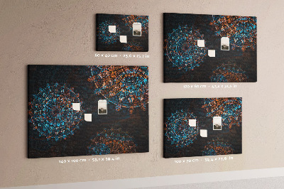 Kurken prikbord met een complexe mandala-print in blauwe en bruine tinten