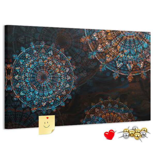 Kurken prikbord met een complexe mandala-print in blauwe en bruine tinten