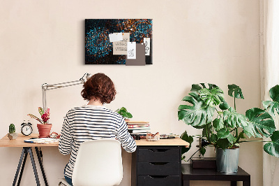 Kurken prikbord met een complexe mandala-print in blauwe en bruine tinten