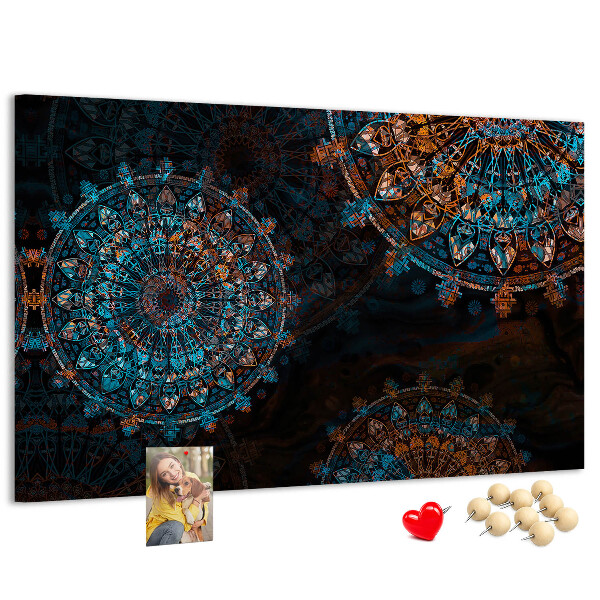 Kurken prikbord met een complexe mandala-print in blauwe en bruine tinten